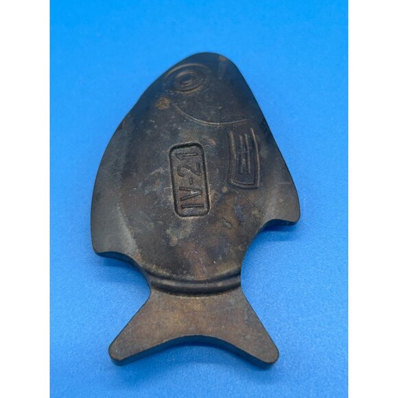 Vintage Cast Iron Fish Paperweight/Decorative Object With Canadian Maple Leaf Ma - Picture 6 of 6